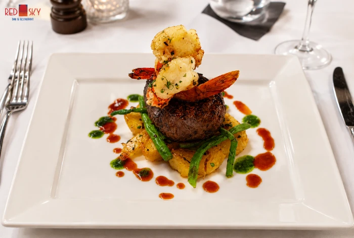 Đĩa Surf and Turf hoàn thiện tại Red Sky Steakhouse Đà Nẵng