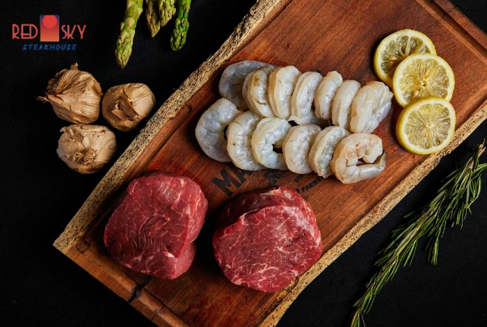 Nguyên liệu tươi làm Surf and Turf - tôm sú và thăn nội bò Black Angus tại Red Sky Steakhouse