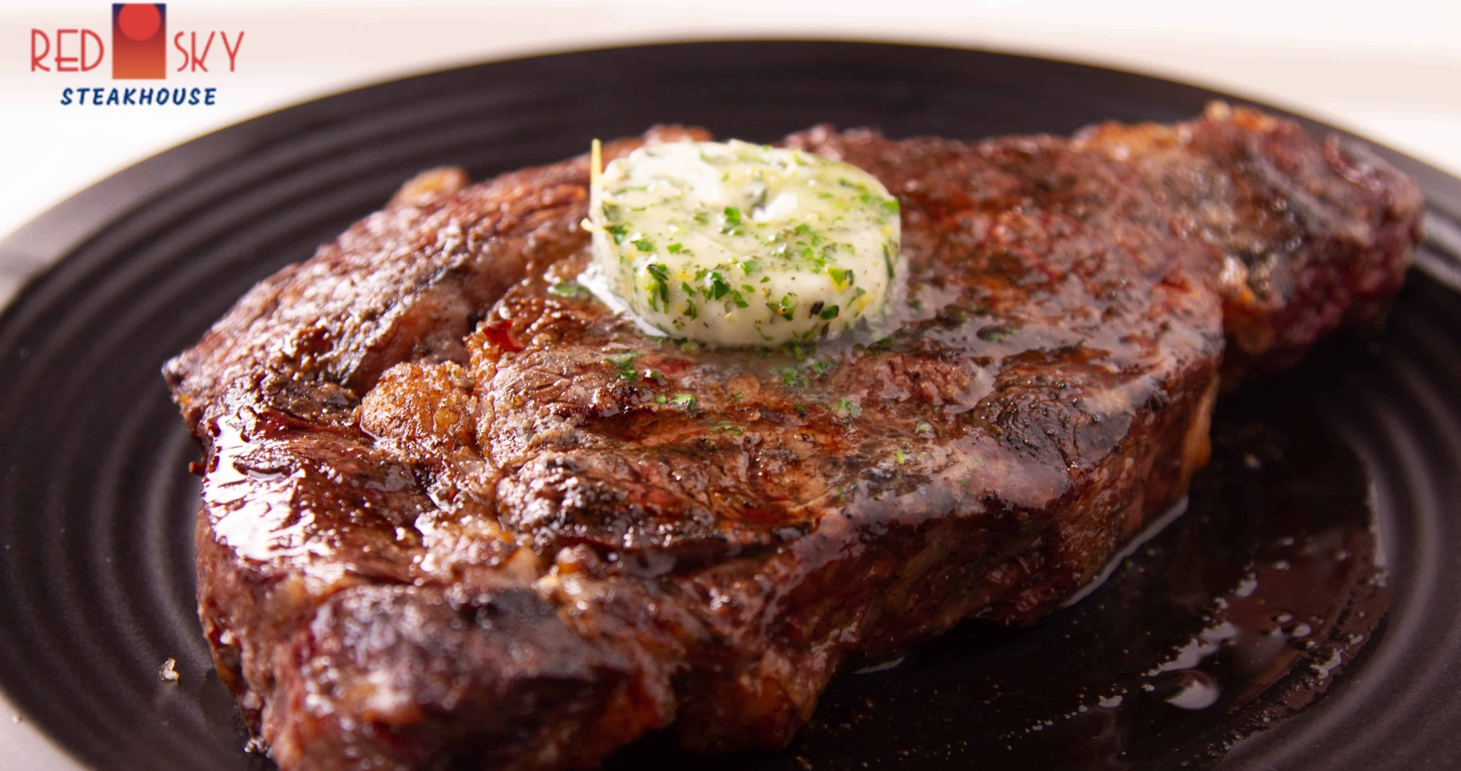 リブアイステーキ: 肋骨の肉は脂が混じっているため、柔らかく、香りがよく、濃厚な味わいです。