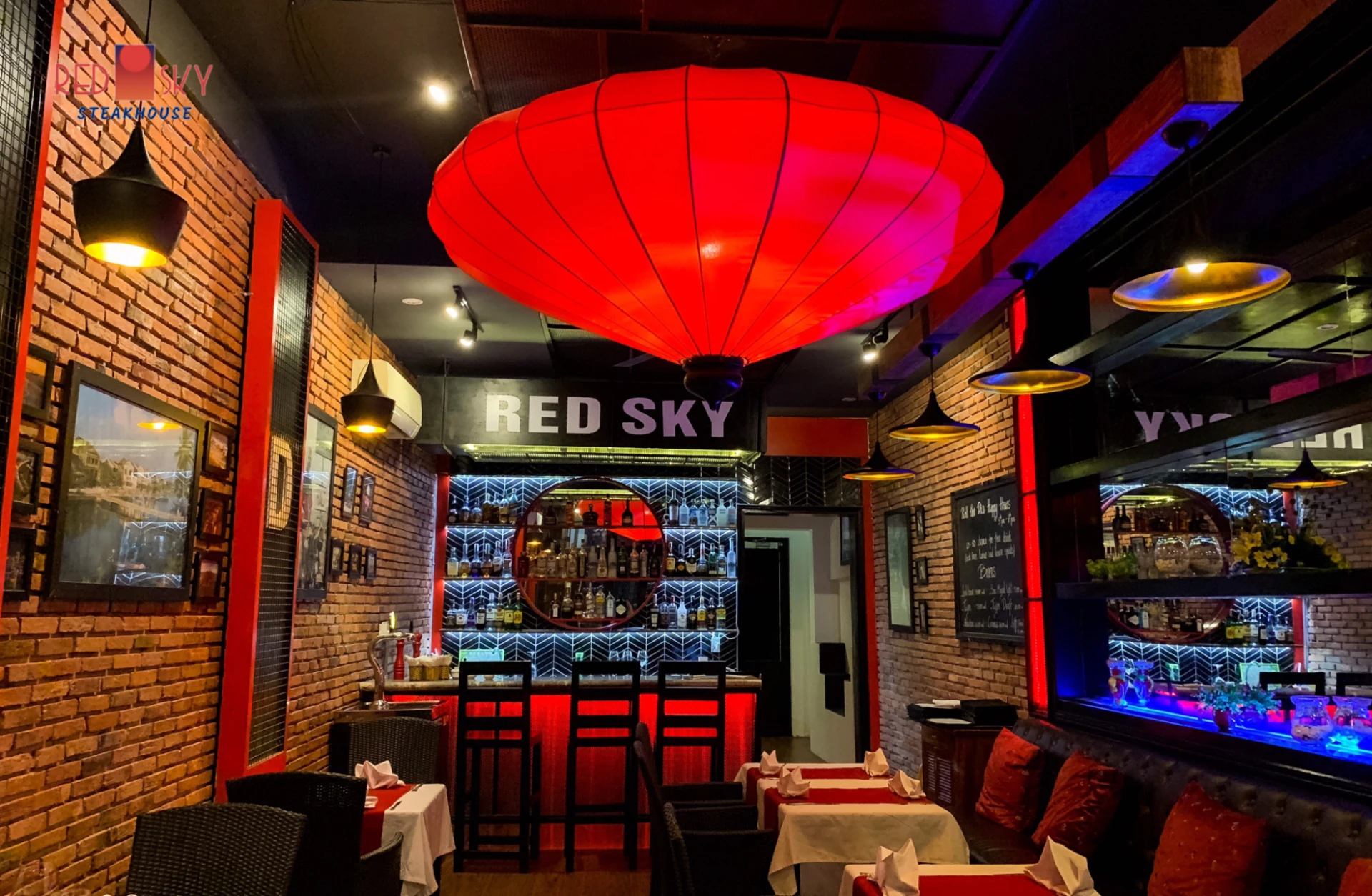 다낭 Red Sky Steakhouse 내부 공간
