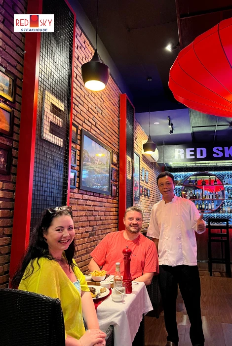 記念日ディナー向けの2人席セッティング｜Red Sky Steakhouseダナン