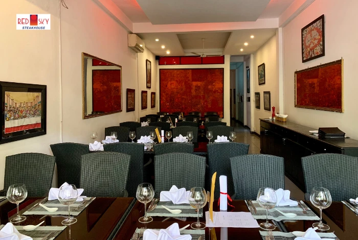 Red Sky Steakhouse 2階のモダンで落ち着いたダイニングスペース