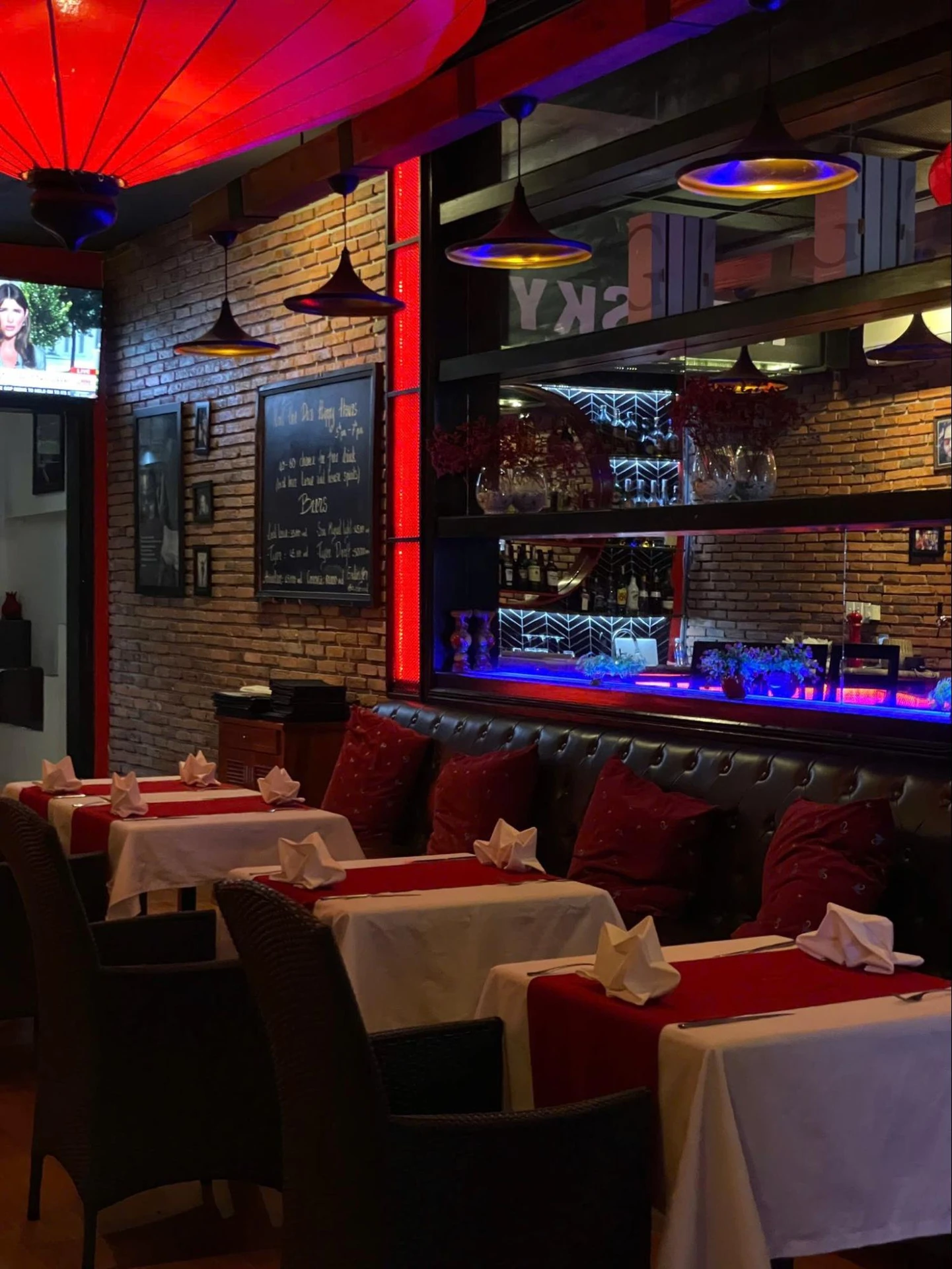 다낭 기념일 레스토랑 Red Sky Steakhouse의 아늑한 저녁 분위기