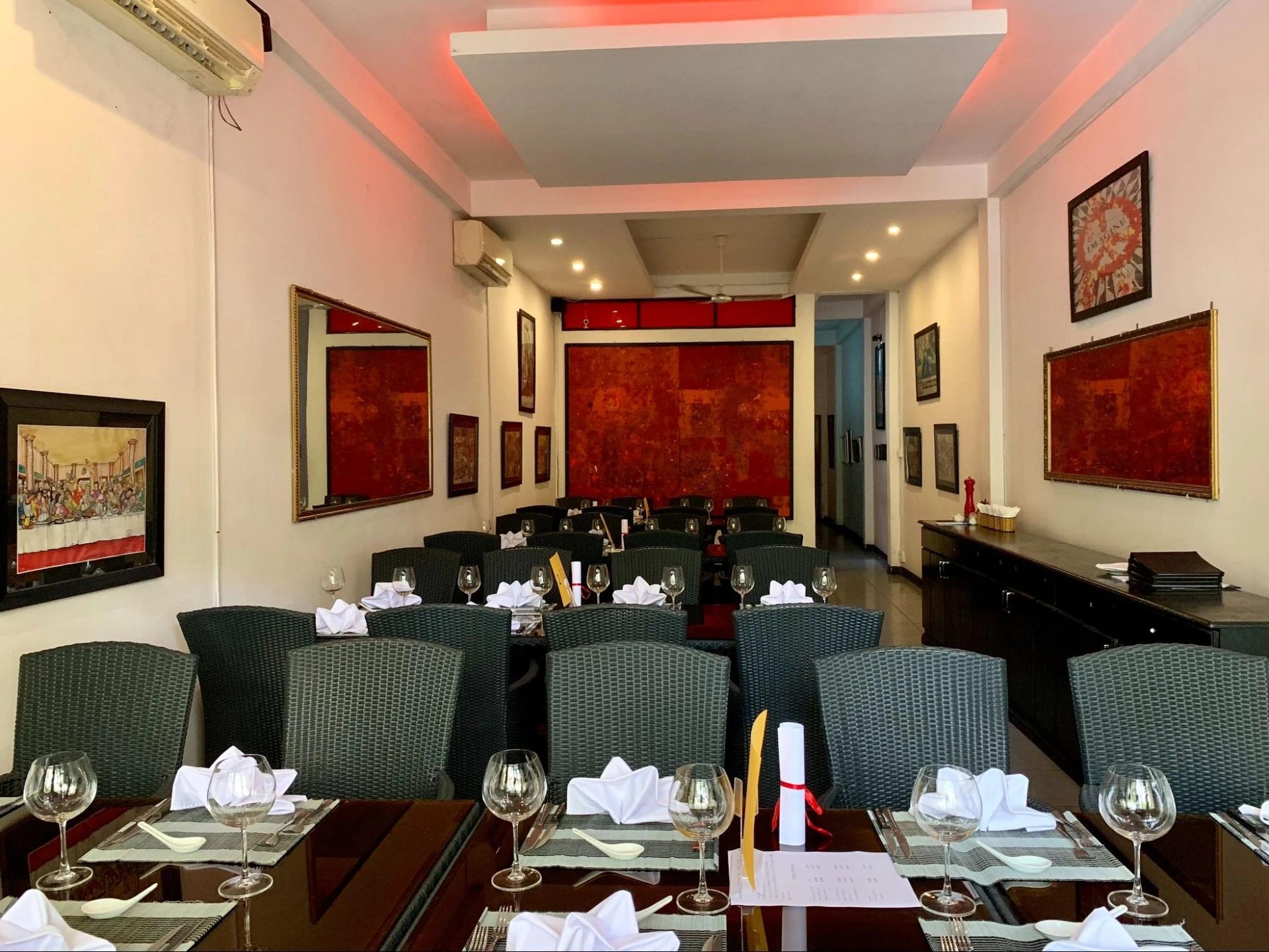 다낭 가족 식사를 위한 Red Sky Steakhouse의 단체 테이블 공간