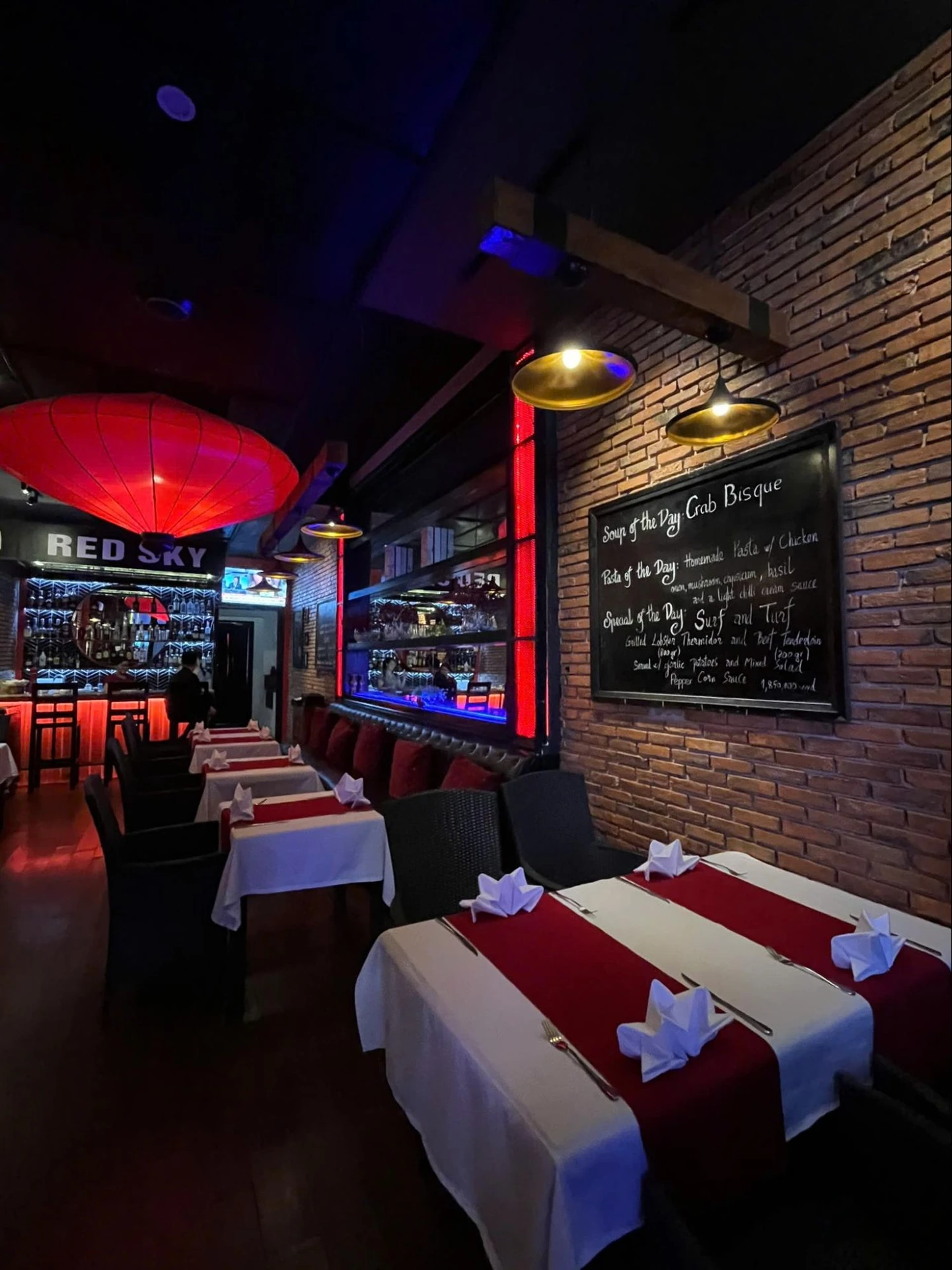 Không gian bàn ăn tại Red Sky Steakhouse Đà Nẵng