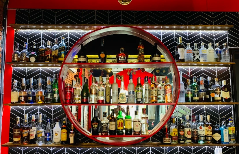 Quầy bar và rượu tại Red Sky Steakhouse Đà Nẵng