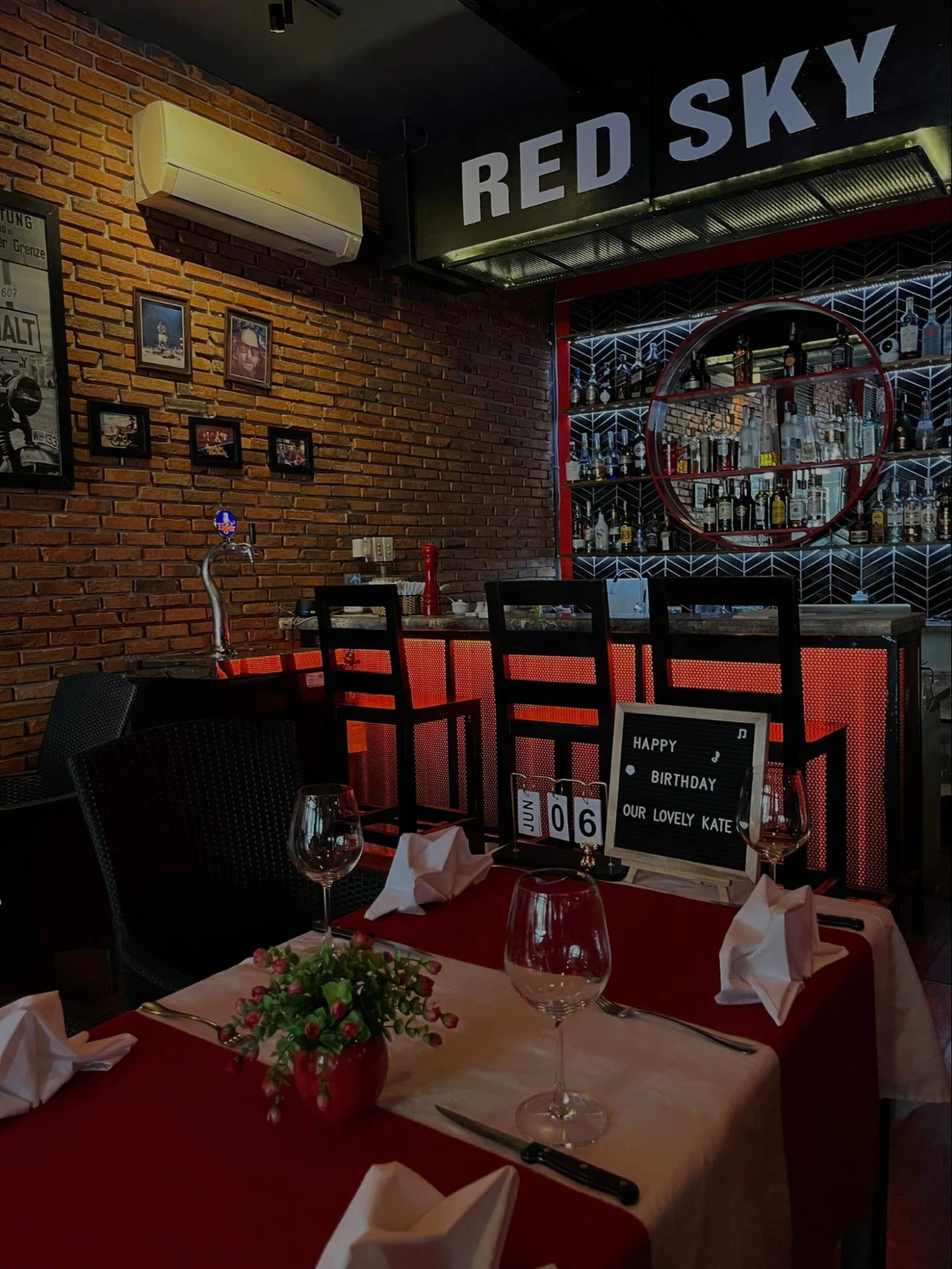 Red Sky Steakhouseの予約席と店内