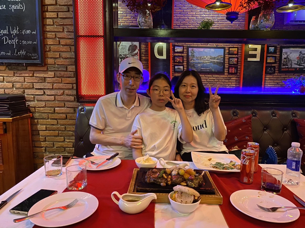 Red Sky Steakhouseで食事を楽しむ日本人家族