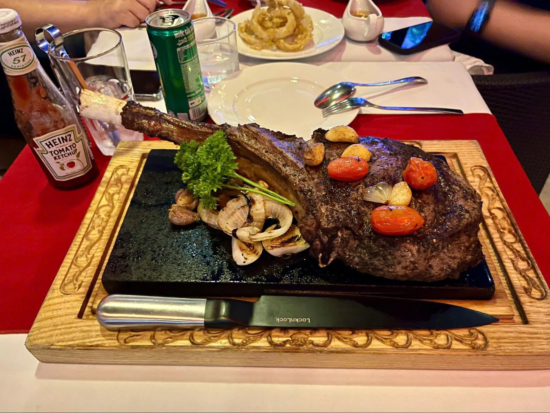 Red Sky SteakhouseのTomahawkステーキ